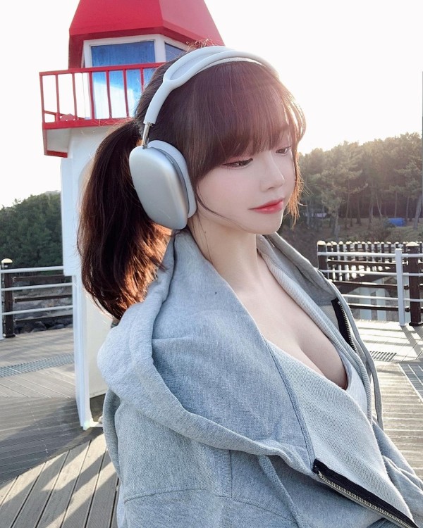 헤드폰 셀카 찍는 코코 아찔한 볼륨감 ㅗㅜㅑ