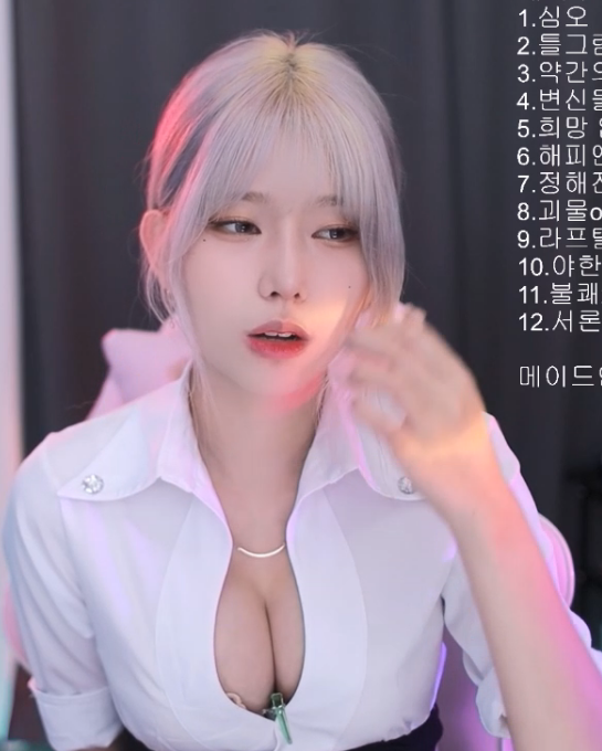 금발 존예 살짝 오픈된 오피스룩 셔츠